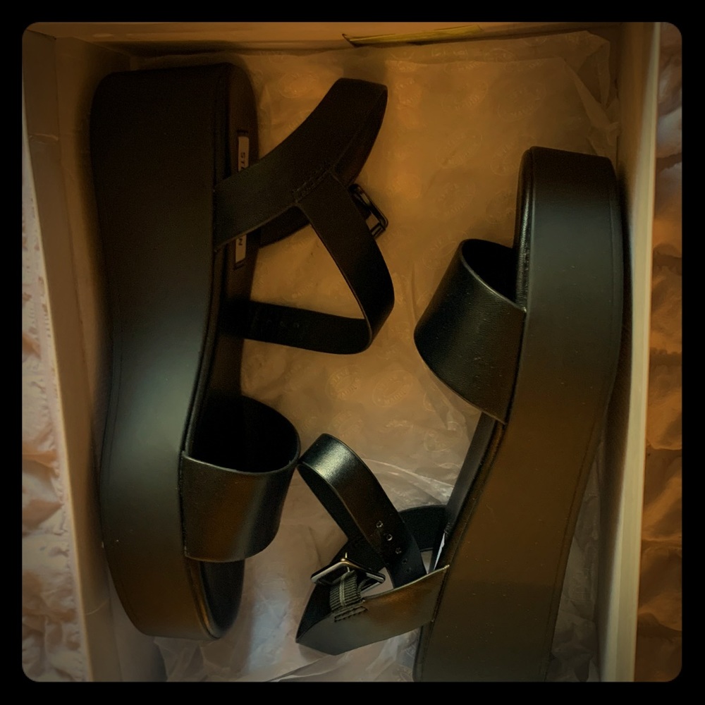 STEVE MADDEN PLATFORM SANDALS. NEVER WORN